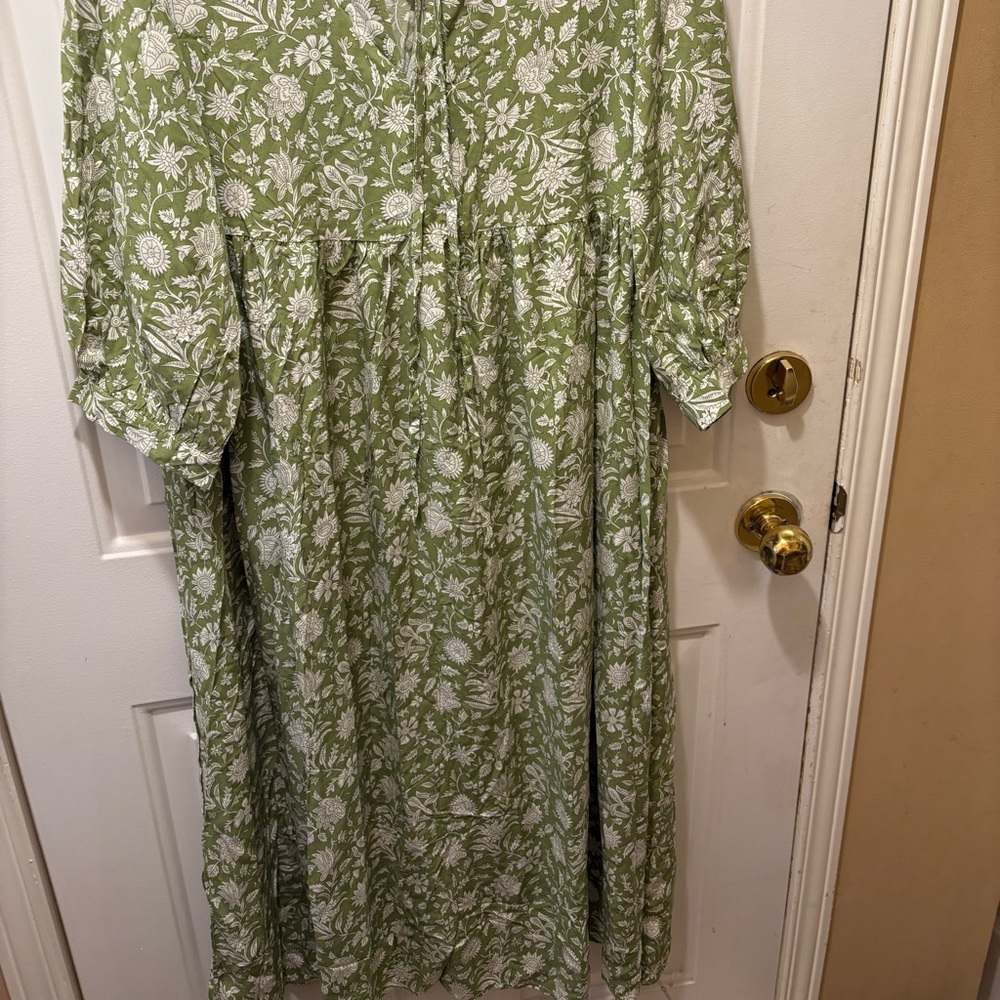 Elegant Green Floral Midi Dress - Picture 6 of 9
